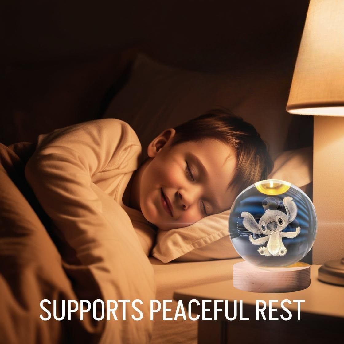 Sfera luminosa led Stitch RGB colorato modello seduto con occhioni dolci con telecomando, sfera cristallo grande 8cm, con base e luce a led USB colorato, con interruttore, luce notturna, confezione regalo inclusa