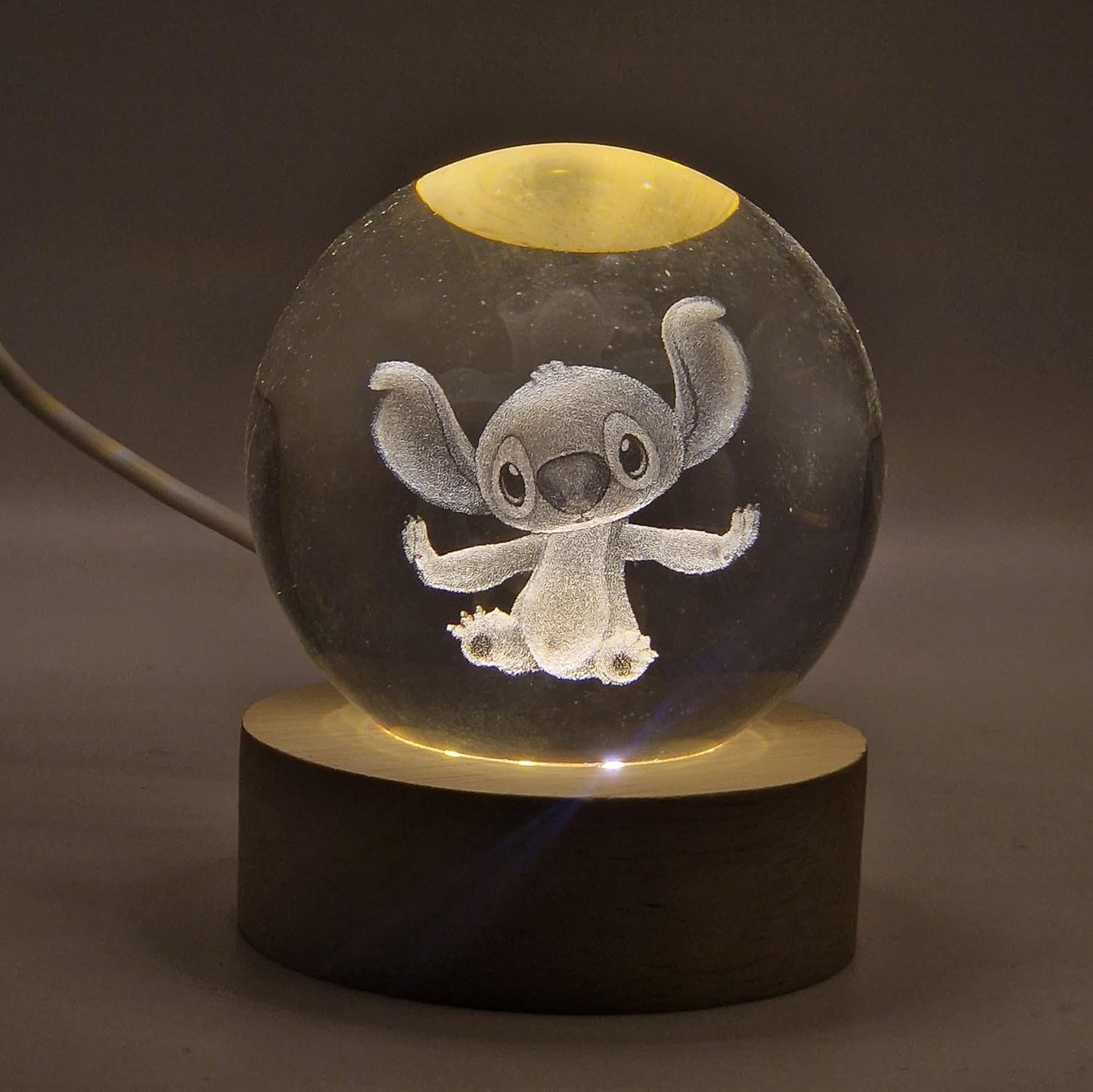 Sfera luminosa led Stitch RGB colorato modello seduto con occhioni dolci con telecomando, sfera cristallo grande 8cm, con base e luce a led USB colorato, con interruttore, luce notturna, confezione regalo inclusa