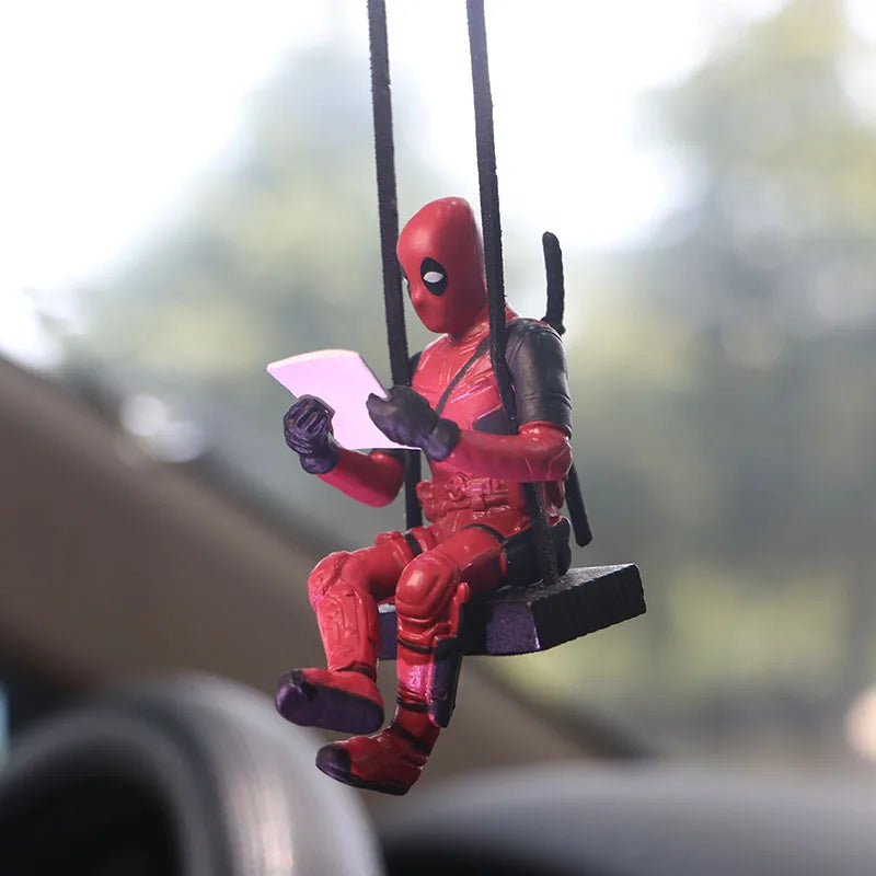 Personaggio Deadpool sull'altalena con libro, ciondolo per auto o allestimento, laccetto incluso