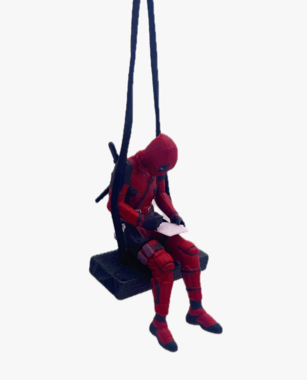 Personaggio Deadpool sull'altalena che scrive, ciondolo per auto o allestimento, laccetto incluso