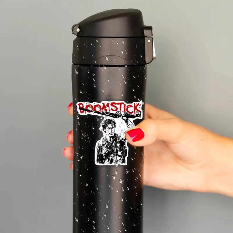 Adesivo Sticker Ash L'armata delle tenebre, Boomstick, horror film di Sam Raimi cult movie per auto, cover cellulare