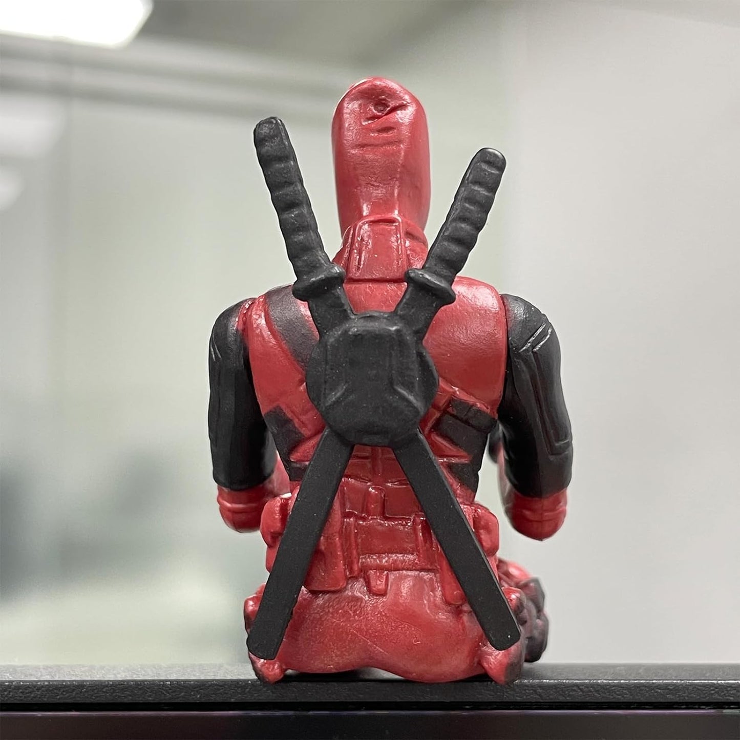 Personaggio Deadpool sull'altalena con libro, ciondolo per auto o allestimento, laccetto incluso