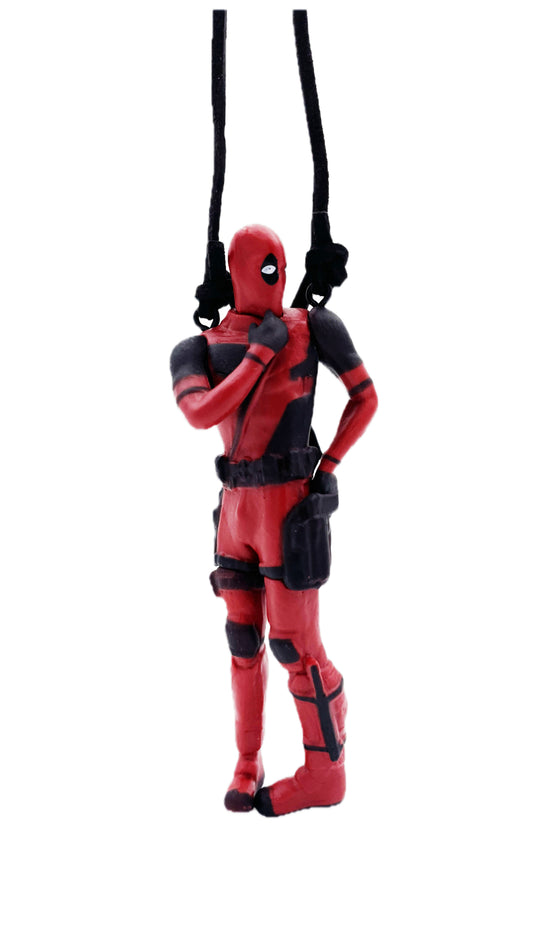 Personaggio Deadpool pensieroso all'impiedi, ciondolo per auto o allestimento, laccetto incluso
