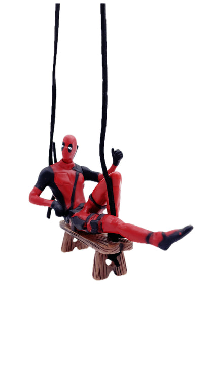 Personaggio Deadpool sull'altalena OK steso, ciondolo per auto o allestimento scrivania, laccetto incluso